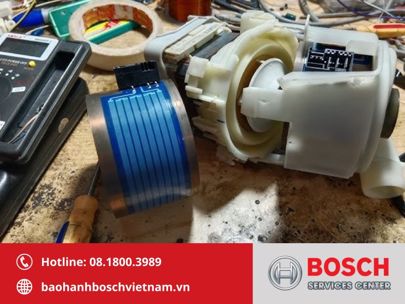 Kiểm tra trở đun và bơm tuần hoàn giúp xử lý hiệu quả lỗi E09