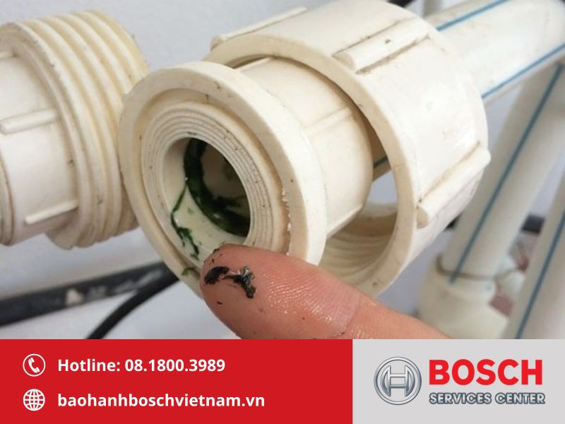 Làm sạch đường ống thoát nước giúp khắc phục hiệu quả lỗi E23 máy rửa bát Bosch