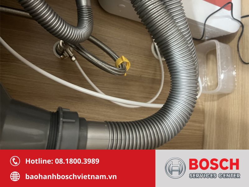 Ống thoát nước gập hoặc tắc khiến máy rửa bát Bosch báo lỗi E22