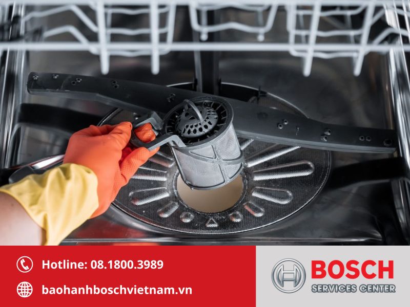 Vệ sinh bộ lọc và ống thoát giúp khắc phục lỗi E22 tại nhà